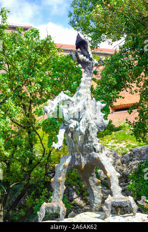 Wawel Dragon Kunst Skulptur, major Symbol von Krakau, von Bronislaw Chromy außerhalb Königsschloss Wawel in Krakau, Polen, ständigen Stockfoto