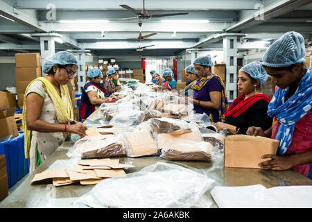 New Delhi, Indien - 10. September 2019: eine Gruppe von indischen Frauen bei der Arbeit in der Herstellung von industriellen Anlagen. Frauen sind eine Erhöhung tritt in der indischen e Stockfoto