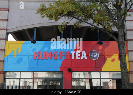 Gaithersburg, Maryland/USA - Oktober 18, 2019: Kung Fu Tee Logo auf ihren wichtigsten Store Niederlassung in Gaithersburg, MD. Stockfoto