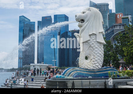 Der Merlion Statue in einem schönen Tag in der Marina Bay in Singapur, die ikonische Ort wird Ihren Kopf mit seinem berühmten Gebäude sprengen. Stockfoto