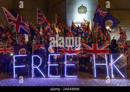 Maskierte Demonstranten mit britischen Flaggen bilden eine Menschenkette vor dem britischen Konsulat in Hongkong. Sie fordern die britische Regierung die Debatte über die zweite Staatsbürgerschaft des House of Lords für Hongkong zu unterstützen. Hong Kong, 23.10.2019 | Verwendung weltweit Stockfoto