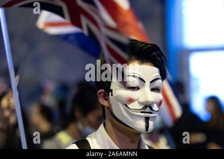 Maskierte Demonstranten mit britischen Flaggen bilden eine Menschenkette vor dem britischen Konsulat in Hongkong. Sie fordern die britische Regierung die Debatte über die zweite Staatsbürgerschaft des House of Lords für Hongkong zu unterstützen. Hong Kong, 23.10.2019 | Verwendung weltweit Stockfoto