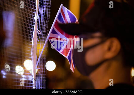 Maskierte Demonstranten mit britischen Flaggen bilden eine Menschenkette vor dem britischen Konsulat in Hongkong. Sie fordern die britische Regierung die Debatte über die zweite Staatsbürgerschaft des House of Lords für Hongkong zu unterstützen. Hong Kong, 23.10.2019 | Verwendung weltweit Stockfoto