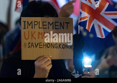 Maskierte Demonstranten mit britischen Flaggen bilden eine Menschenkette vor dem britischen Konsulat in Hongkong. Sie fordern die britische Regierung die Debatte über die zweite Staatsbürgerschaft des House of Lords für Hongkong zu unterstützen. Hong Kong, 23.10.2019 | Verwendung weltweit Stockfoto