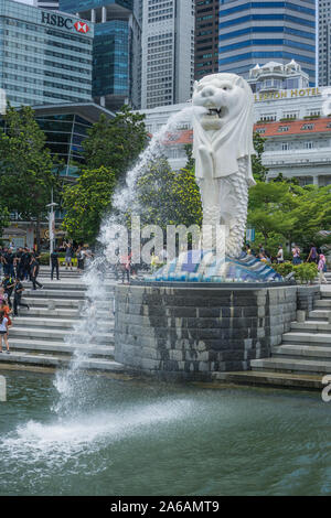 Der Merlion Statue in einem schönen Tag in der Marina Bay in Singapur, die ikonische Ort wird Ihren Kopf mit seinem berühmten Gebäude sprengen. Stockfoto