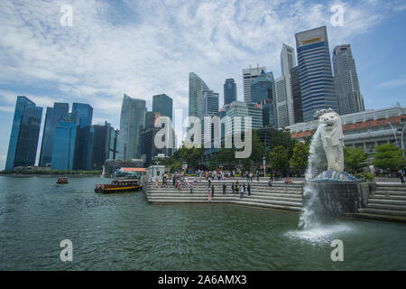 Der Merlion Statue in einem schönen Tag in der Marina Bay in Singapur, die ikonische Ort wird Ihren Kopf mit seinem berühmten Gebäude sprengen. Stockfoto