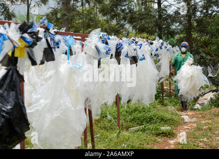 Ruanda, Kigali, Kunststoff Recycling bei Firma ecoplastics, Arbeiter sauber und trocken Folien vor der Verarbeitung zu Granulat, das für neue Produkte aus Kunststoff Kunststoff verwendet wird - Verbot Stockfoto