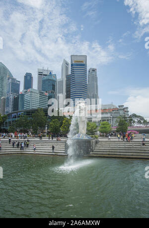 Der Merlion Statue in einem schönen Tag in der Marina Bay in Singapur, die ikonische Ort wird Ihren Kopf mit seinem berühmten Gebäude sprengen. Stockfoto