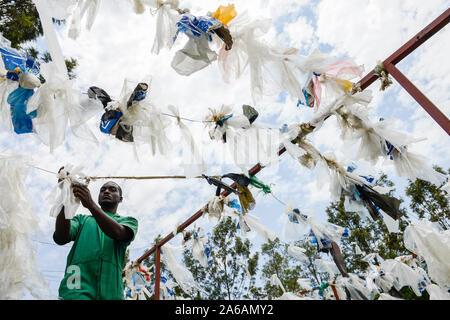 Ruanda, Kigali, Kunststoff Recycling bei Firma ecoplastics, Arbeiter sauber und trocken Folien vor der Verarbeitung zu Granulat, das für neue Produkte aus Kunststoff Kunststoff verwendet wird - Verbot Stockfoto