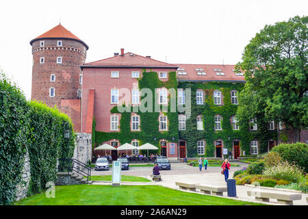 Sandomierska Turm, einer von drei Artillerie Türme der Burg Wawel neben Museum Gebäude, Königsschloss Wawel in Krakau, Polen Stockfoto