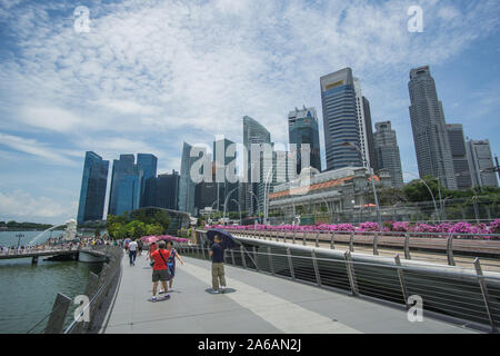 Die laufen herum in ein schöner Tag an der Marina Bay in Singapur, die ikonische Ort Blasen wird Ihren Verstand mit seinen berühmten Sehenswürdigkeiten. Stockfoto