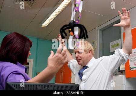 Die ERNEUTE ÜBERTRAGUNG KORREKTUR CAPTION INFORMATIONEN Premierminister Boris Johnson spricht von einer Krankenschwester in der Kinderabteilung, als er Besuche Milton Keynes University Hospital in Buckinghamshire. Stockfoto