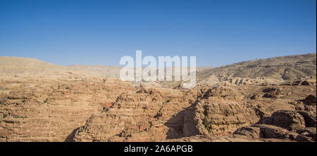 Panoramablick auf den Nationalpark Petra in Jordanien, voller Berge und Felsen. Stockfoto