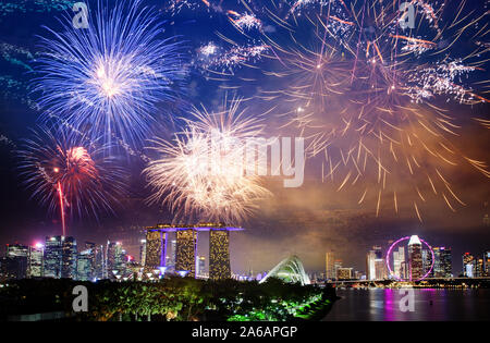 Feuerwerk auf Singapur Skyline Silvester Stockfoto