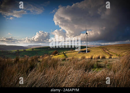 Windkraftanlage mit dramatischen Abendlicht Stockfoto