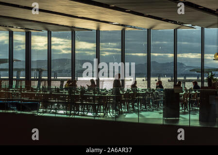 V&A Museum am Ufer des Flusses Tay an der Dundee die Entdeckung der Scotts Antarktis Schiff longside. Stockfoto