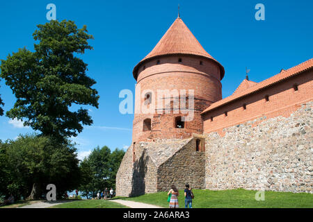 Trakai Litauen, Touristen zu Fuß entlang Pfad in der Nähe der runde Turm in Trakai Burg Stockfoto