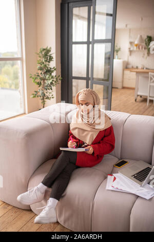 Junge Mädchen Notizen in Ihrem Notebook Stockfoto