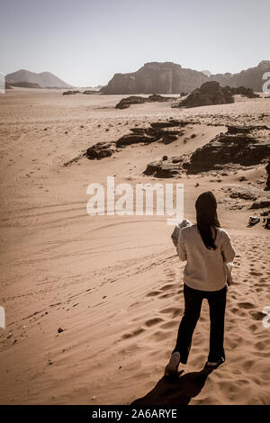 Dame auf einer Düne Am schönsten Tag in der jordanischen Wüste des Wadi Rum. Stockfoto