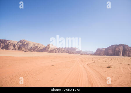 Die erstaunliche Wüste Blick auf Dünen und Berge in der jordanischen Wüste des Wadi Rum an einem sonnigen Tag. Stockfoto