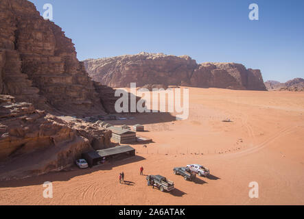 Die erstaunliche Wüste Blick auf Dünen und Berge in der jordanischen Wüste des Wadi Rum an einem sonnigen Tag. Stockfoto