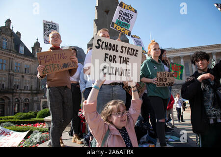 Menschen aller Altersgruppen sammeln für das globale Klima Streik der britischen Schüler Klima Netzwerk am 20. September 2019 in Birmingham, Großbritannien organisiert. Die Schule Streik für Klima, auch als Freitags für Zukunft, Jugend für Klima- und Jugend Streik 4 Klima bekannt, ist eine internationale Bewegung der Schüler, die entscheiden, sind keine Klassen zu besuchen und stattdessen an Demonstrationen, Maßnahmen zu fordern weitere globale Erwärmung und den Klimawandel zu verhindern. UK Student Klima Netzwerk ruft alle - Erwachsene, Arbeitnehmer, lokale Gruppen, Gewerkschafter, Krankenschwestern, Lehrer, Stahlarbeiter, Auto Stockfoto