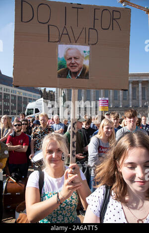 Menschen aller Altersgruppen sammeln für das globale Klima Streik der britischen Schüler Klima Netzwerk am 20. September 2019 in Birmingham, Großbritannien organisiert. Die Schule Streik für Klima, auch als Freitags für Zukunft, Jugend für Klima- und Jugend Streik 4 Klima bekannt, ist eine internationale Bewegung der Schüler, die entscheiden, sind keine Klassen zu besuchen und stattdessen an Demonstrationen, Maßnahmen zu fordern weitere globale Erwärmung und den Klimawandel zu verhindern. UK Student Klima Netzwerk ruft alle - Erwachsene, Arbeitnehmer, lokale Gruppen, Gewerkschafter, Krankenschwestern, Lehrer, Stahlarbeiter, Auto Stockfoto