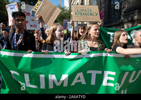 Menschen aller Altersgruppen sammeln für das globale Klima Streik der britischen Schüler Klima Netzwerk am 20. September 2019 in Birmingham, Großbritannien organisiert. Die Schule Streik für Klima, auch als Freitags für Zukunft, Jugend für Klima- und Jugend Streik 4 Klima bekannt, ist eine internationale Bewegung der Schüler, die entscheiden, sind keine Klassen zu besuchen und stattdessen an Demonstrationen, Maßnahmen zu fordern weitere globale Erwärmung und den Klimawandel zu verhindern. UK Student Klima Netzwerk ruft alle - Erwachsene, Arbeitnehmer, lokale Gruppen, Gewerkschafter, Krankenschwestern, Lehrer, Stahlarbeiter, Auto Stockfoto