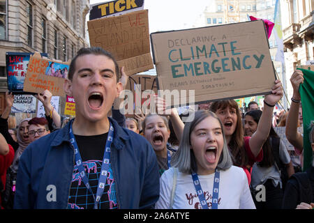 Menschen aller Altersgruppen sammeln für das globale Klima Streik der britischen Schüler Klima Netzwerk am 20. September 2019 in Birmingham, Großbritannien organisiert. Die Schule Streik für Klima, auch als Freitags für Zukunft, Jugend für Klima- und Jugend Streik 4 Klima bekannt, ist eine internationale Bewegung der Schüler, die entscheiden, sind keine Klassen zu besuchen und stattdessen an Demonstrationen, Maßnahmen zu fordern weitere globale Erwärmung und den Klimawandel zu verhindern. UK Student Klima Netzwerk ruft alle - Erwachsene, Arbeitnehmer, lokale Gruppen, Gewerkschafter, Krankenschwestern, Lehrer, Stahlarbeiter, Auto Stockfoto