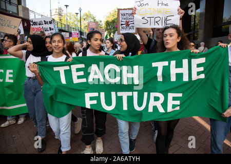 Menschen aller Altersgruppen sammeln für das globale Klima Streik der britischen Schüler Klima Netzwerk am 20. September 2019 in Birmingham, Großbritannien organisiert. Die Schule Streik für Klima, auch als Freitags für Zukunft, Jugend für Klima- und Jugend Streik 4 Klima bekannt, ist eine internationale Bewegung der Schüler, die entscheiden, sind keine Klassen zu besuchen und stattdessen an Demonstrationen, Maßnahmen zu fordern weitere globale Erwärmung und den Klimawandel zu verhindern. UK Student Klima Netzwerk ruft alle - Erwachsene, Arbeitnehmer, lokale Gruppen, Gewerkschafter, Krankenschwestern, Lehrer, Stahlarbeiter, Auto Stockfoto