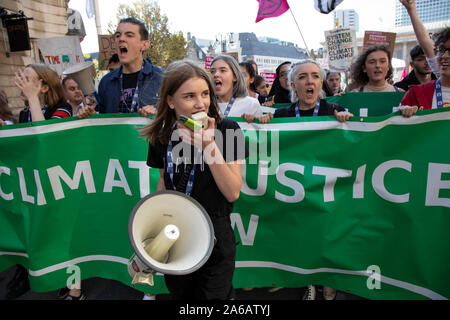 Menschen aller Altersgruppen sammeln für das globale Klima Streik der britischen Schüler Klima Netzwerk am 20. September 2019 in Birmingham, Großbritannien organisiert. Die Schule Streik für Klima, auch als Freitags für Zukunft, Jugend für Klima- und Jugend Streik 4 Klima bekannt, ist eine internationale Bewegung der Schüler, die entscheiden, sind keine Klassen zu besuchen und stattdessen an Demonstrationen, Maßnahmen zu fordern weitere globale Erwärmung und den Klimawandel zu verhindern. UK Student Klima Netzwerk ruft alle - Erwachsene, Arbeitnehmer, lokale Gruppen, Gewerkschafter, Krankenschwestern, Lehrer, Stahlarbeiter, Auto Stockfoto