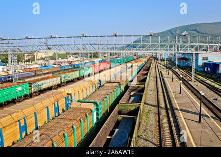 Güterzüge an der Railway Station sortieren. Rail Cargo Transit. Blick von oben. Stockfoto