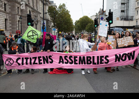 Aussterben Rebellion Unterbrechung beginnt wie die Aktivisten 12 Seiten rund um Westminster am 7. Oktober 2019 in London, England, Vereinigtes Königreich. Aussterben Rebellion ist ein Klimawandel Gruppe begann im Jahr 2018 und hat eine riesige Fangemeinde von Leuten zu friedlichen Protesten begangen. Diese Proteste sind die Hervorhebung, dass die Regierung nicht genug um die katastrophalen Klimawandel zu vermeiden und zu verlangen, dass sie die Regierung radikale Maßnahmen zu ergreifen, um den Planeten zu retten. Stockfoto