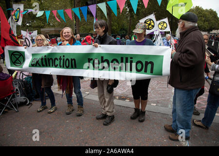 Aussterben Rebellion Klimawandel Aktivisten als Stätten rund um Westminster sind am 8. Oktober 2019 in London, England, Vereinigtes Königreich blockiert. Aussterben Rebellion ist ein Klima Gruppe begann im Jahr 2018 und hat eine riesige Fangemeinde von Leuten zu friedlichen Protesten begangen. Diese Proteste sind die Hervorhebung, dass die Regierung nicht genug um die katastrophalen Klimawandel zu vermeiden und zu verlangen, dass sie die Regierung radikale Maßnahmen zu ergreifen, um den Planeten zu retten. Stockfoto