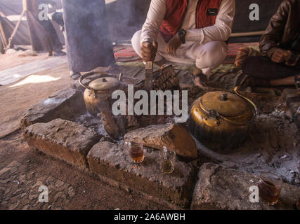 Tee auf Feuer auf eine Teepause in einem traditionellen Beduinenzelt in Wadi Rum, Jordanien. Stockfoto