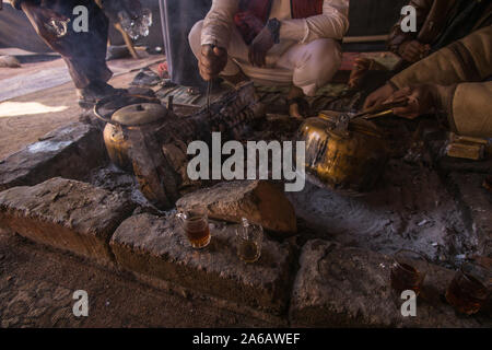 Tee auf Feuer auf eine Teepause in einem traditionellen Beduinenzelt in Wadi Rum, Jordanien. Stockfoto