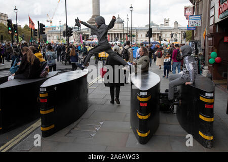 Aussterben Rebellion Unterbrechung weiterhin als Aktivisten Seiten rund um Westminster am 9. Oktober 2019 in London, England, Vereinigtes Königreich. Aussterben Rebellion ist ein Klimawandel Gruppe begann im Jahr 2018 und hat eine riesige Fangemeinde von Leuten zu friedlichen Protesten begangen. Diese Proteste sind die Hervorhebung, dass die Regierung nicht genug um die katastrophalen Klimawandel zu vermeiden und zu verlangen, dass sie die Regierung radikale Maßnahmen zu ergreifen, um den Planeten zu retten. Stockfoto