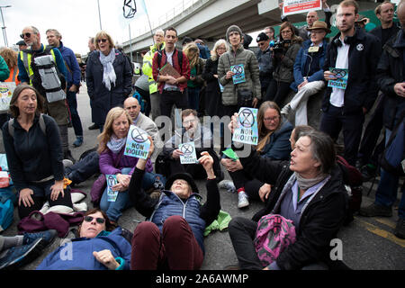 Aussterben Rebellion nicht gewaltsame Unterbrechung von Menschen aller Altersgruppen außerhalb der City Airport am 10. Oktober 2019 in London, England, Vereinigtes Königreich. Der Protest richtet sich gegen die Klima und Umweltverschmutzung Auswirkungen der Pläne der Regierung für die Erweiterung des Flughafens, die potenziell die Anzahl der Flüge, die aus City Airport verdoppeln. Aussterben Rebellion ist ein Klimawandel Gruppe begann im Jahr 2018 und hat eine riesige Fangemeinde von Leuten zu friedlichen Protesten begangen. Diese Proteste sind die Hervorhebung, dass die Regierung nicht genug um die katastrophalen Klimawandel zu vermeiden und die Regierung zu verlangen. Stockfoto