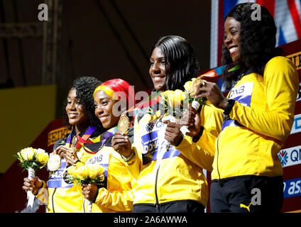 Jamaikas Natalliah Whyte, shelly-ann Jonielle Fraser-Pryce, Smith und Shericka Jackson feiern gewinnen Gold für die 4 x 100 m Relais bei Tag zehn der IAAF Weltmeisterschaften am Khalifa International Stadium, Doha, Katar. Stockfoto