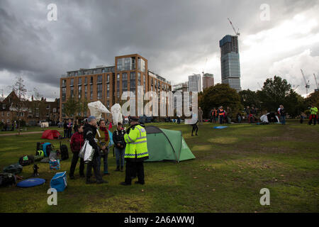 Letzten verbleibenden Zelte und Aktivisten des Aussterbens Rebellion Climate Camp an der Vauxhall ist am 15. Oktober 2019 in London, England, Vereinigten Königreich genehmigt. Aussterben Rebellion ist ein Klimawandel Gruppe begann im Jahr 2018 und hat eine riesige Fangemeinde von Leuten zu friedlichen Protesten begangen. Diese Proteste sind die Hervorhebung, dass die Regierung nicht genug um die katastrophalen Klimawandel zu vermeiden und zu verlangen, dass sie die Regierung radikale Maßnahmen zu ergreifen, um den Planeten zu retten. Stockfoto
