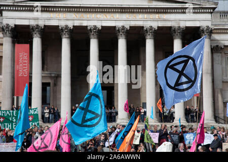 Trotz einer Richtlinie von der Polizei nicht zu sammeln, Aussterben Rebellion nehmen über den Trafalgar Square im Protest, wo Sie für Reden gesammelt und in London, England, Vereinigten Königreich in Form Diskussionsgruppen am 16. Oktober 2019. Aussterben Rebellion ist ein Klimawandel Gruppe begann im Jahr 2018 und hat eine riesige Fangemeinde von Leuten zu friedlichen Protesten begangen. Diese Proteste sind die Hervorhebung, dass die Regierung nicht genug um die katastrophalen Klimawandel zu vermeiden und zu verlangen, dass sie die Regierung radikale Maßnahmen zu ergreifen, um den Planeten zu retten. Stockfoto