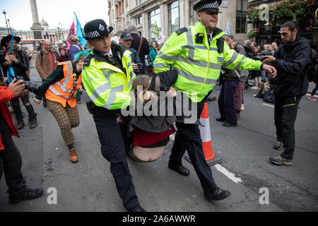 Trotz einer Richtlinie von der Polizei nicht zu sammeln, Aussterben Rebellion übernehmen Whitehall in einem sitzen sie Protest, in denen eine große Anzahl am 16. Oktober 2019 in London, England, Vereinigtes Königreich, wurden verhaftet. Aussterben Rebellion ist ein Klimawandel Gruppe begann im Jahr 2018 und hat eine riesige Fangemeinde von Leuten zu friedlichen Protesten begangen. Diese Proteste sind die Hervorhebung, dass die Regierung nicht genug um die katastrophalen Klimawandel zu vermeiden und zu verlangen, dass sie die Regierung radikale Maßnahmen zu ergreifen, um den Planeten zu retten. Stockfoto