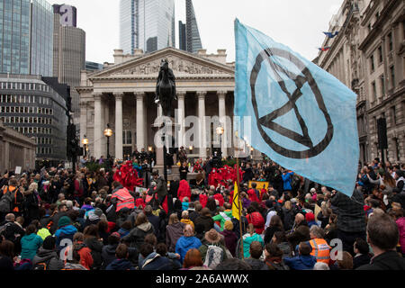 Klimawandel Aktivisten vor dem Aussterben Rebellion blockieren die Straßen in der Bank im Herzen der Stadt London Financial District am 14. Oktober 2019 in London, England, Vereinigtes Königreich. Aussterben Rebellion ist ein Klimawandel Gruppe begann im Jahr 2018 und hat eine riesige Fangemeinde von Leuten zu friedlichen Protesten begangen. Diese Proteste sind die Hervorhebung, dass die Regierung nicht genug um die katastrophalen Klimawandel zu vermeiden und zu verlangen, dass sie die Regierung radikale Maßnahmen zu ergreifen, um den Planeten zu retten. Stockfoto