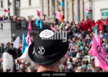 Trotz einer Richtlinie von der Polizei nicht zu sammeln, Aussterben Rebellion nehmen über den Trafalgar Square im Protest, wo Sie für Reden gesammelt und in London, England, Vereinigten Königreich in Form Diskussionsgruppen am 16. Oktober 2019. Aussterben Rebellion ist ein Klimawandel Gruppe begann im Jahr 2018 und hat eine riesige Fangemeinde von Leuten zu friedlichen Protesten begangen. Diese Proteste sind die Hervorhebung, dass die Regierung nicht genug um die katastrophalen Klimawandel zu vermeiden und zu verlangen, dass sie die Regierung radikale Maßnahmen zu ergreifen, um den Planeten zu retten. Stockfoto