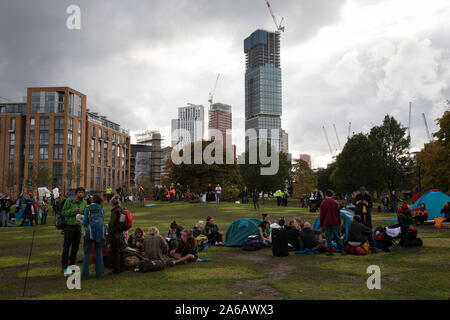 Letzten verbleibenden Zelte und Aktivisten des Aussterbens Rebellion Climate Camp an der Vauxhall ist am 15. Oktober 2019 in London, England, Vereinigten Königreich genehmigt. Aussterben Rebellion ist ein Klimawandel Gruppe begann im Jahr 2018 und hat eine riesige Fangemeinde von Leuten zu friedlichen Protesten begangen. Diese Proteste sind die Hervorhebung, dass die Regierung nicht genug um die katastrophalen Klimawandel zu vermeiden und zu verlangen, dass sie die Regierung radikale Maßnahmen zu ergreifen, um den Planeten zu retten. Stockfoto
