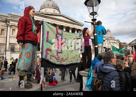 Trotz einer Richtlinie von der Polizei nicht zu sammeln, Aussterben Rebellion nehmen über den Trafalgar Square im Protest, wo Sie für Reden gesammelt und in London, England, Vereinigten Königreich in Form Diskussionsgruppen am 16. Oktober 2019. Aussterben Rebellion ist ein Klimawandel Gruppe begann im Jahr 2018 und hat eine riesige Fangemeinde von Leuten zu friedlichen Protesten begangen. Diese Proteste sind die Hervorhebung, dass die Regierung nicht genug um die katastrophalen Klimawandel zu vermeiden und zu verlangen, dass sie die Regierung radikale Maßnahmen zu ergreifen, um den Planeten zu retten. Stockfoto