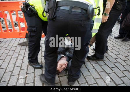 Trotz einer Richtlinie von der Polizei nicht zu sammeln, Aussterben Rebellion übernehmen Whitehall in einem sitzen sie Protest, in denen eine große Anzahl am 16. Oktober 2019 in London, England, Vereinigtes Königreich, wurden verhaftet. Aussterben Rebellion ist ein Klimawandel Gruppe begann im Jahr 2018 und hat eine riesige Fangemeinde von Leuten zu friedlichen Protesten begangen. Diese Proteste sind die Hervorhebung, dass die Regierung nicht genug um die katastrophalen Klimawandel zu vermeiden und zu verlangen, dass sie die Regierung radikale Maßnahmen zu ergreifen, um den Planeten zu retten. Stockfoto