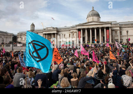 Trotz einer Richtlinie von der Polizei nicht zu sammeln, Aussterben Rebellion nehmen über den Trafalgar Square im Protest, wo Sie für Reden gesammelt und in London, England, Vereinigten Königreich in Form Diskussionsgruppen am 16. Oktober 2019. Aussterben Rebellion ist ein Klimawandel Gruppe begann im Jahr 2018 und hat eine riesige Fangemeinde von Leuten zu friedlichen Protesten begangen. Diese Proteste sind die Hervorhebung, dass die Regierung nicht genug um die katastrophalen Klimawandel zu vermeiden und zu verlangen, dass sie die Regierung radikale Maßnahmen zu ergreifen, um den Planeten zu retten. Stockfoto