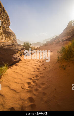 Die erstaunliche Wüste Blick auf Dünen und Berge in der jordanischen Wüste des Wadi Rum an einem sonnigen Tag. Stockfoto
