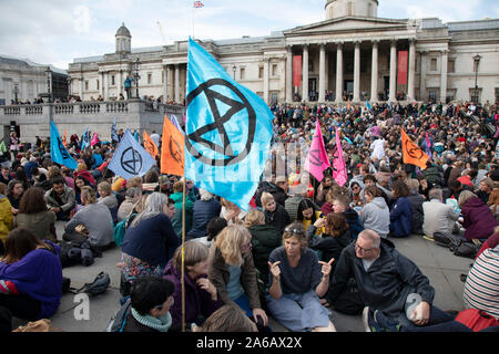 Trotz einer Richtlinie von der Polizei nicht zu sammeln, Aussterben Rebellion nehmen über den Trafalgar Square im Protest, wo Sie für Reden gesammelt und in London, England, Vereinigten Königreich in Form Diskussionsgruppen am 16. Oktober 2019. Aussterben Rebellion ist ein Klimawandel Gruppe begann im Jahr 2018 und hat eine riesige Fangemeinde von Leuten zu friedlichen Protesten begangen. Diese Proteste sind die Hervorhebung, dass die Regierung nicht genug um die katastrophalen Klimawandel zu vermeiden und zu verlangen, dass sie die Regierung radikale Maßnahmen zu ergreifen, um den Planeten zu retten. Stockfoto